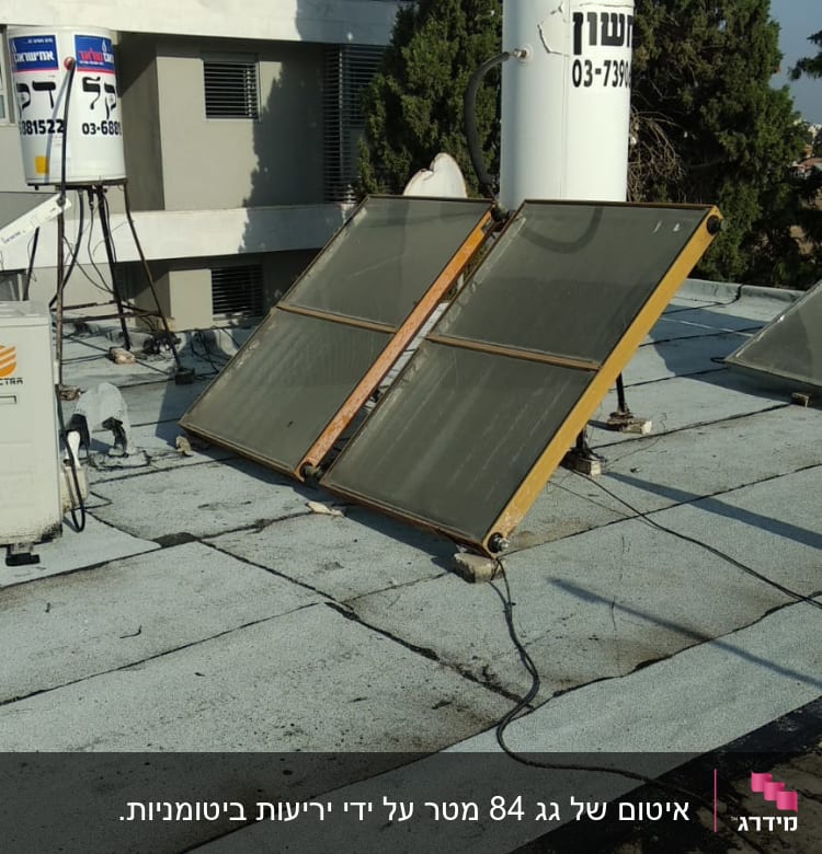 גג עם קולטי שמש ודוד מים